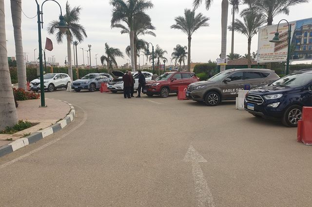 تجربة قيادة لعدد 13 سيارة متنوعة لدى أحد الموزعين