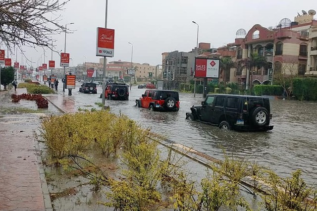 ملاك سيارات الجيب يبدأون انقاذ السيارات من الغرق