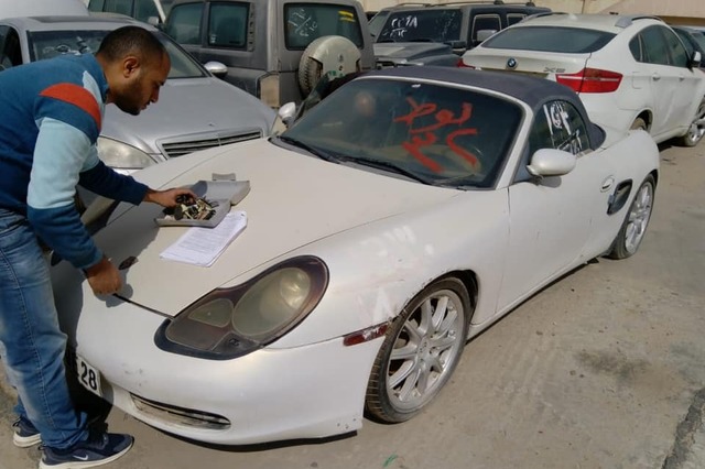 بالصور : بورشة وهامر ودودج ولاندكروزر في مزاد مطار القاهرة