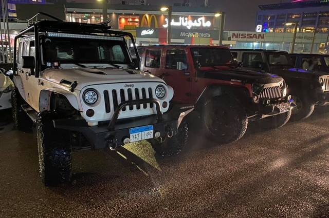 جروب تطوعي ينقذ 20 سيارة وأتوبيس غارق في الأمطار