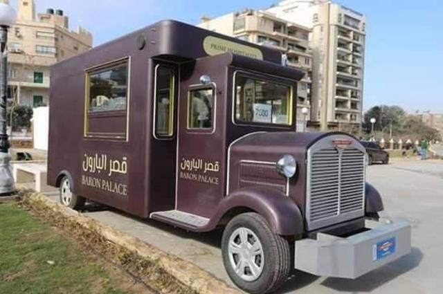 سيارات كلاسيكية وترام في قصر البارون