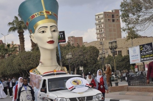 مسابقة لاختيار أجمل سيارة في كرنفال فتيات الجامعات