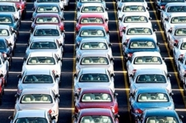 قلق وارتباك في توكيلات السيارات في مصر مع انخفاض الدولار المتواصل