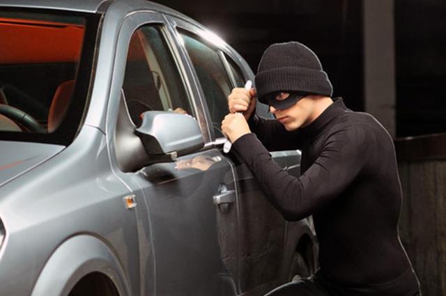 نصائح من الشرطة لتجنب سرقة السيارات أو اقتحامها