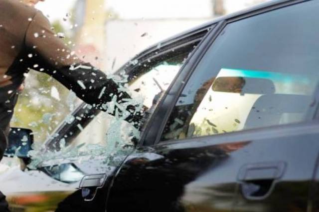 ضبط عصابتين لسرقة السيارات ومحتوياتها 