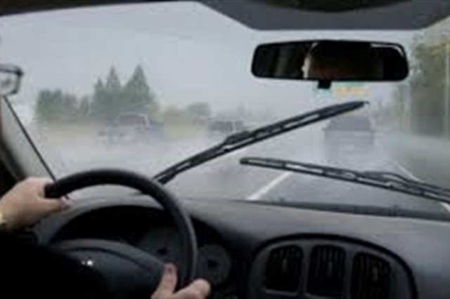 المرور يعلن نصائح لقيادة السيارات في المطر