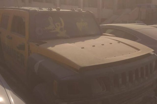 سيارتان هامر وBMW X5 ومرسيدس E200 ودودج وكرايسلر بمزاد مطار القاهرة