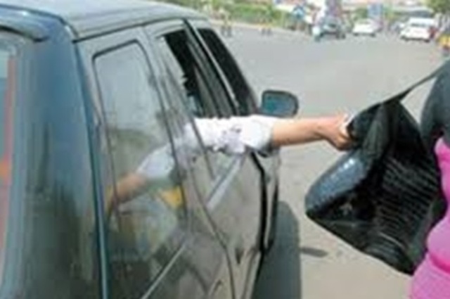 سقوط عصابة لسرقة السيارات بسبب حقيبة يد