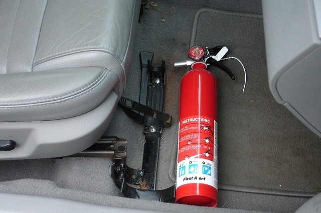 قائمة بمعدات الطوارئ التي يجب توفرها في سيارتك 