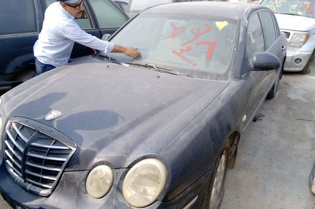 سيارات فاخرة ونادرة في مزاد مطار القاهرة 