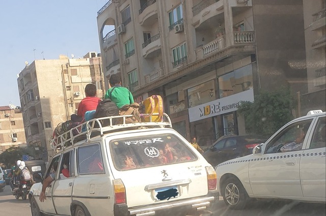 أطفال مدارس فوق سقف سيارة بيجو 7 راكب في مصر 
