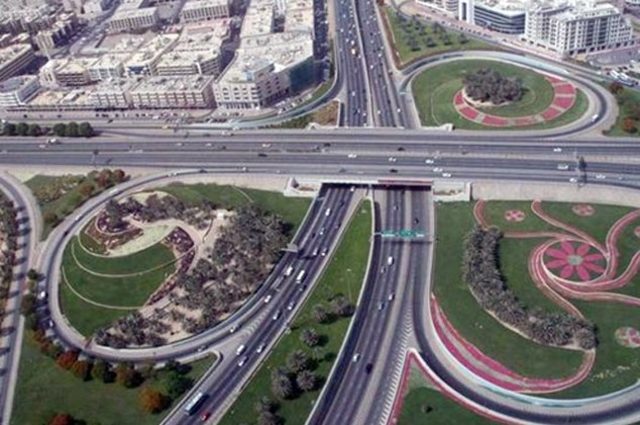 شبكة الطرق الجديدة تسهل حركة سيارات النقل بمصر