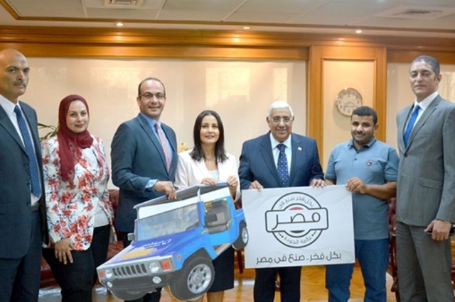 مصري يقيم مصنع للسيارات الكهربائية الصغيرة في المنيا