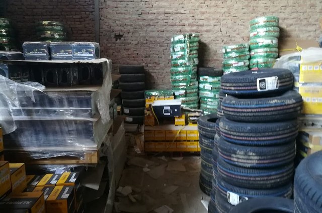 ضبط مخازن بطاريات واطارات سيارات مجهولة المصدر 