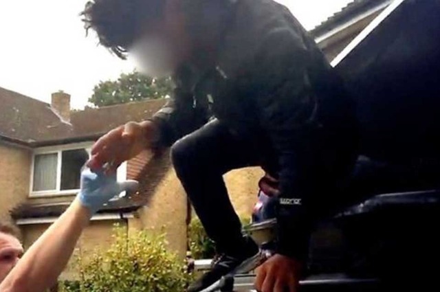 الشرطة الانجليزية تعتقل شاب مصري لهروبه في صندوق سقف سيارة