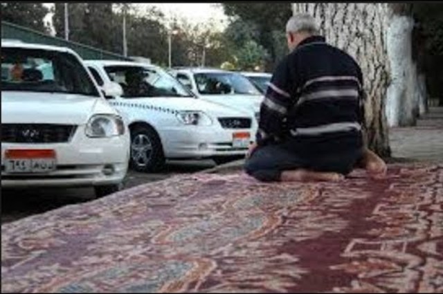 الفتوي : يمكن لسائق السيارة الصلاة داخلها في بعض الحالات