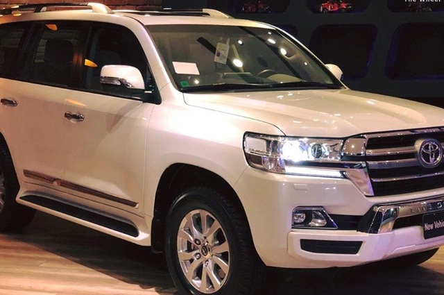 سيارات اليوم المميزة للبيع : تويوتا لاندكروزر وجيب رانجلر 