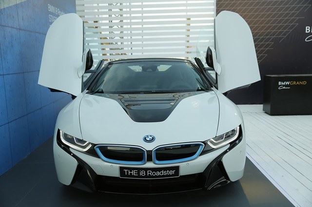 بسعر من 2 مليون و750 ألف جنيه . . طرح BMW i8 في نسختين بمصر