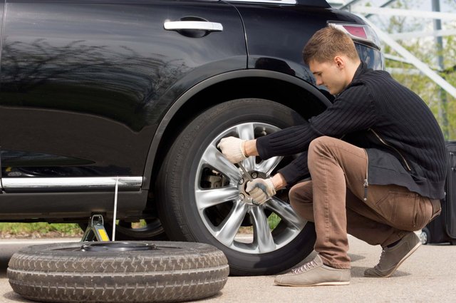 كيفية تغيير الإطارات وجميع الأدوات التي تحتاجها للقيام بذلك بأمان