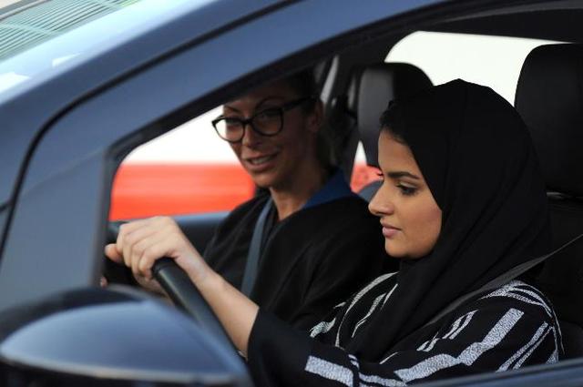 نصائح لإبقاء النساء آمنات على الطرق