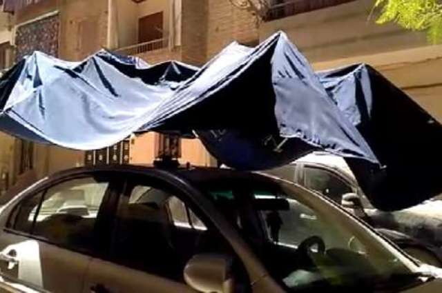 طلاب يبتكرون فكرة مظلة واقية لحماية السيارات من الشمس والمطر