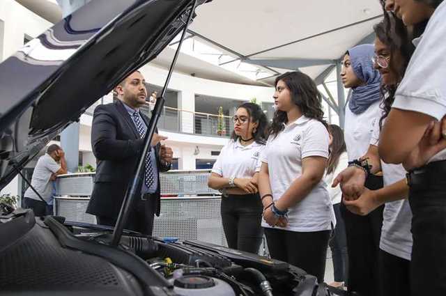 تدريب فتيات مصريات صغيرات في توكيل أودي وفولكس فاجن 