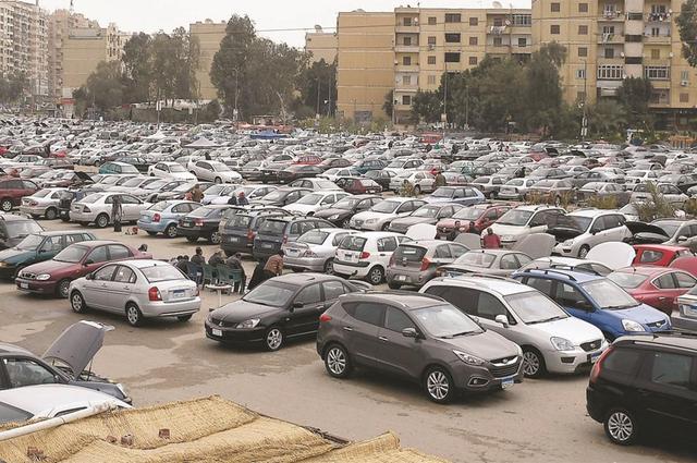 أسعار البنزين تقلل نسبة الحضور في سوق مدينة نصر للسيارات المستعملة