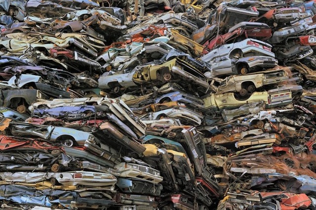 مطالب برلمانية بتوفير صناعة مقابر السيارات في مصر