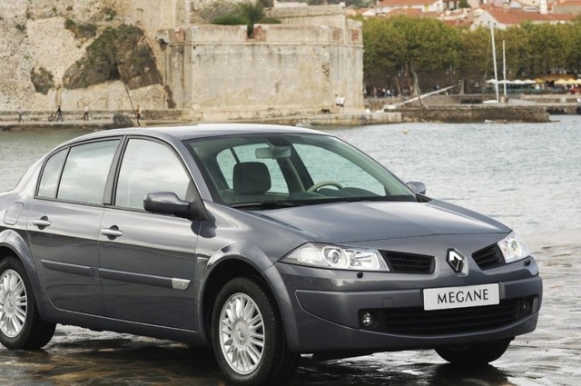 رنيو ميجان 2006 . . مشكلات غريبة وثبات على الطريق 