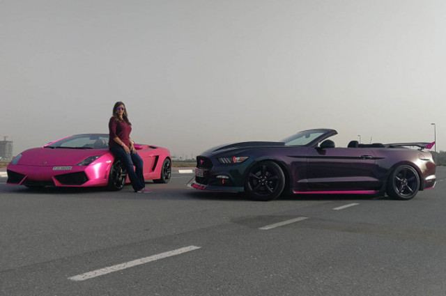 مصرية تملك سيارتين موستانج ولامبورجيني جالاردو معدلتين