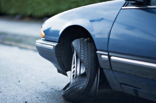 أهم الخطوات للتعامل مع حالات انفجار اطارات السيارة