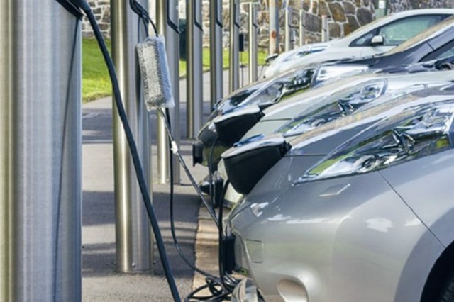 مفاوضات مع 12 شركة سيارات وأتوبيسات كهربائية عالمية للتصنيع بمصر