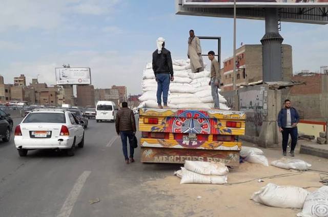 بالصور : انقلاب حمولة على الدائري وصيانة لبعض الكباري