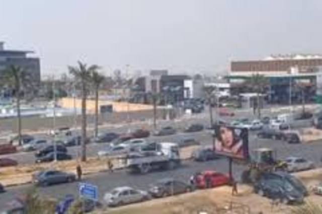 تحويل المسئولين عن سقوط لوحة اعلانات فوق سيارة في التجمع للتحقيق