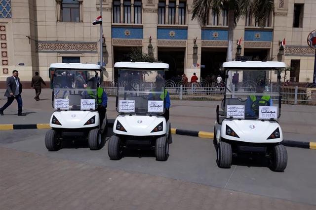 دخول سيارات جولف كهربائية الخدمة في محطة مصر