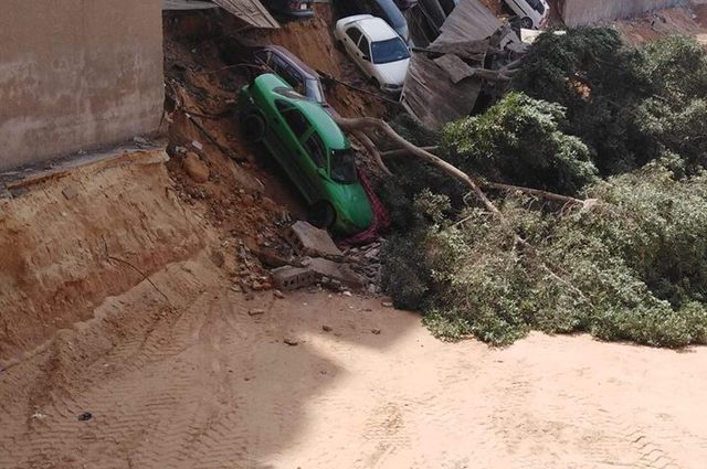 فيديو : تحطم عدد من السيارات في هبوط أرضي بمصر 