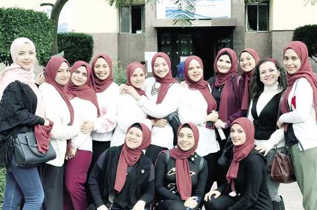 مجموعات فتيات يقدمن مشروع تخرج حول استيراد السيارات الكهربائية