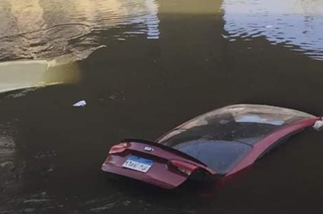 زحام مروري على الدائري بسبب حريق وسقوط 3 سيارات بترعة المريوطية