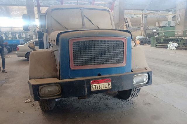 سيارات نقل مختلفة في مزادين للسيارات في مصر