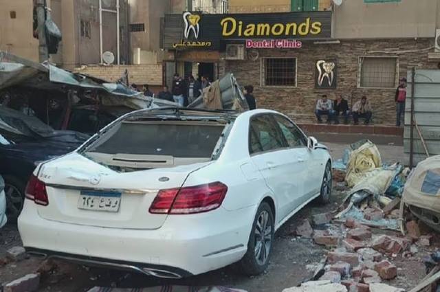 بالصور : سقوط جدران مبني فوق سيارات فاخرة بمصر