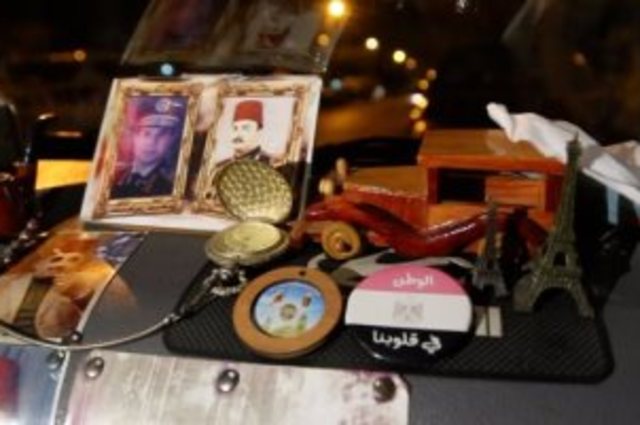 مصري يحول سيارته لمتحف للماضي لعشقه للملك فاروق