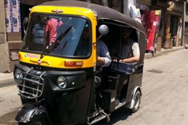 برلماني يطالب بوقف انتشار التوك توك في القاهرة