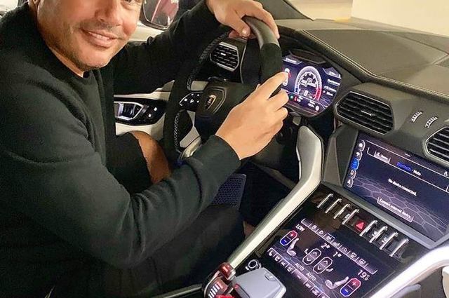 عمرو دياب يختبر سيارة لامبورجيني أوروس 