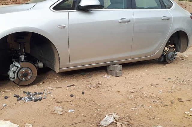 بالصور: تكرار حوادث سرقة عجلات السيارات في مصر