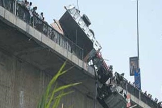 ازالة سيارات قديمة من مصر الجديدة وتدعيم أسوار محور صفط اللبن