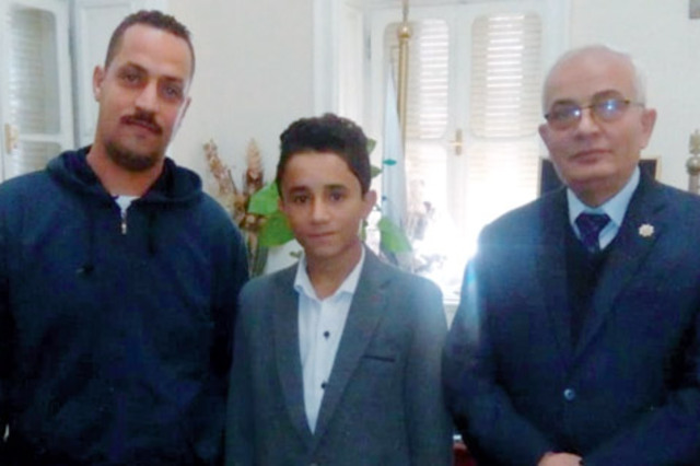 تكريم طالب مصرى اخترع سيارة تعمل بالماء والملح