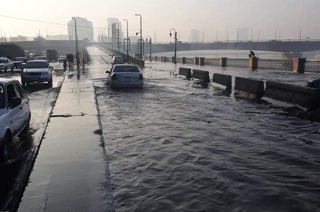 بالصور : كورنيش النيل يتحول الي نيل !!