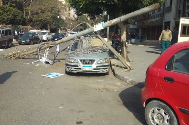 سقوط عمود انارة على سيارة في مصر الجديدة وسقوط لوحة اعلانات على الدائري