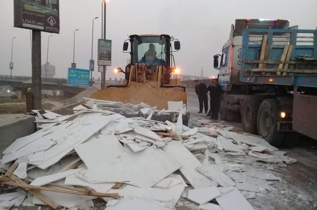 بالصور : انقلاب كونتينر من سيارة نقل على الأوستراد وسقوط نقل من فوق كوبري