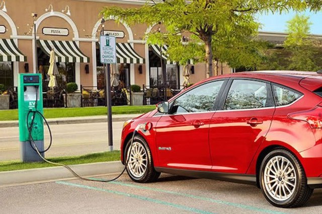 توفير سيارات فورد فوكاس وكيا سول وفيات 500E الكهربائية المستعملة بمصر